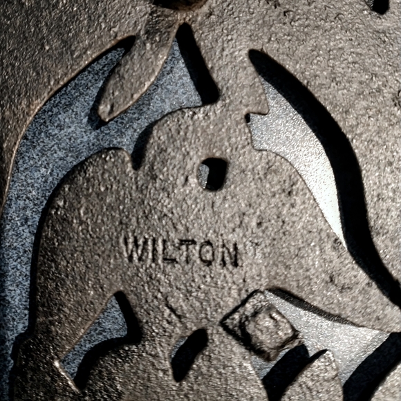 Vintage Wilton Cast Iron Eagle & Laurel Heart Wreath Trivet - Picture 3 of 9